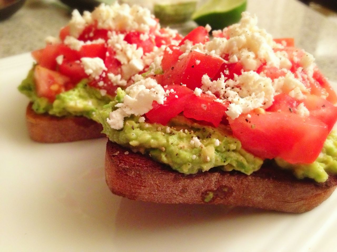 avocado-toast-with-tomoatoes-feta