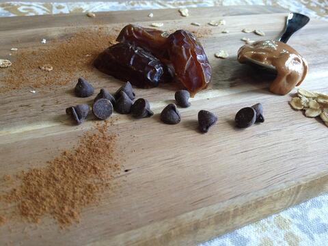 peanut-butter-walnut-ball-ingredients