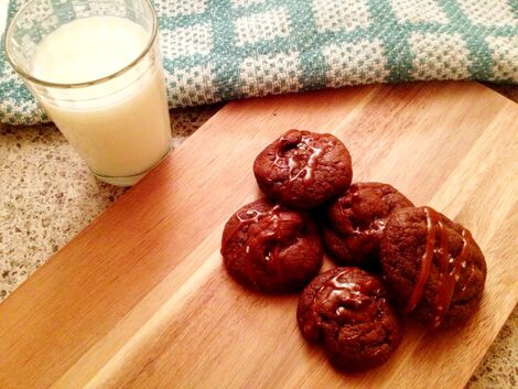 salted caramel mocha cookies with milk salted-caramel-mocha-cookies-recipe